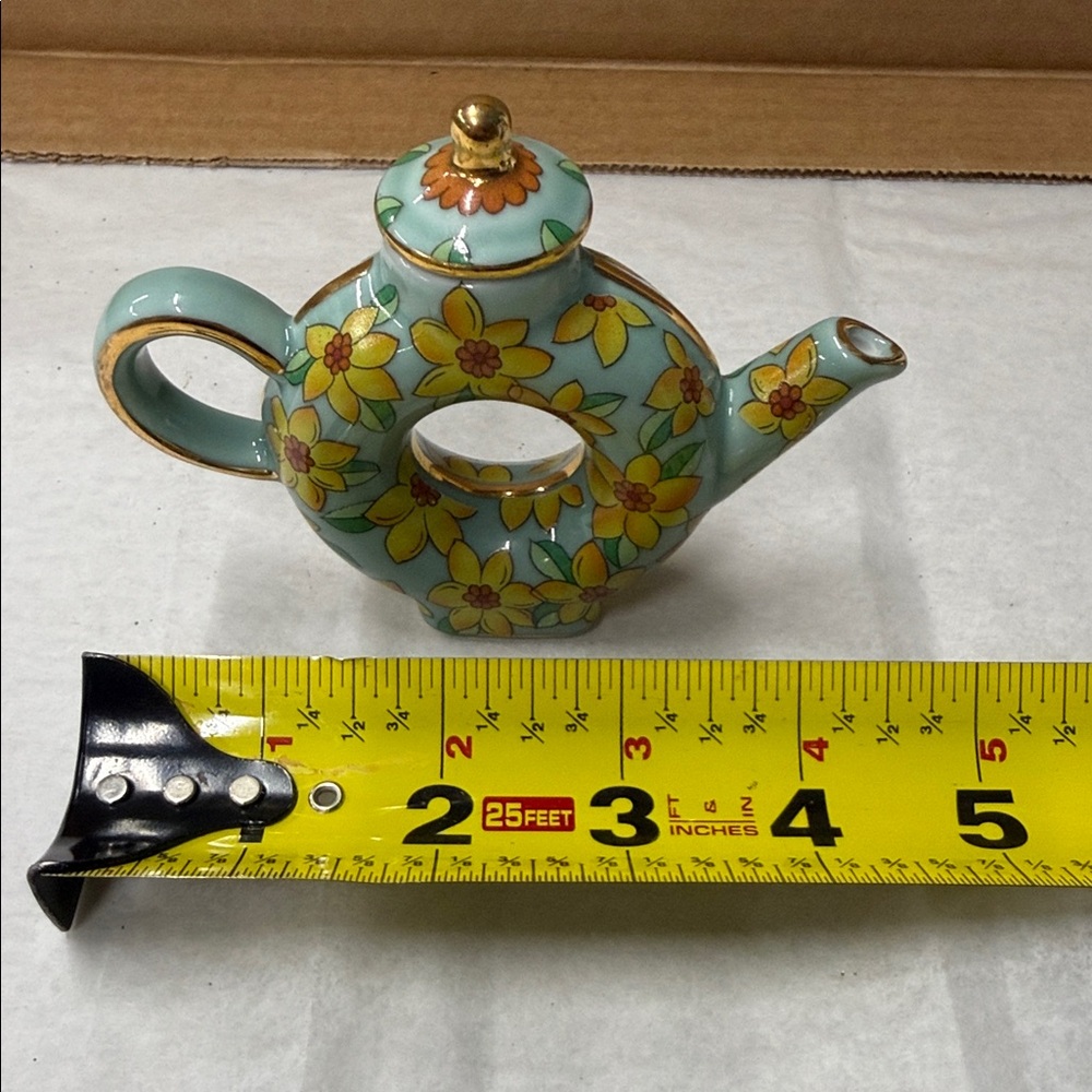 ⭐️2002 Vivian Chan miniature porcelain teapot. - Picture 15 of 16